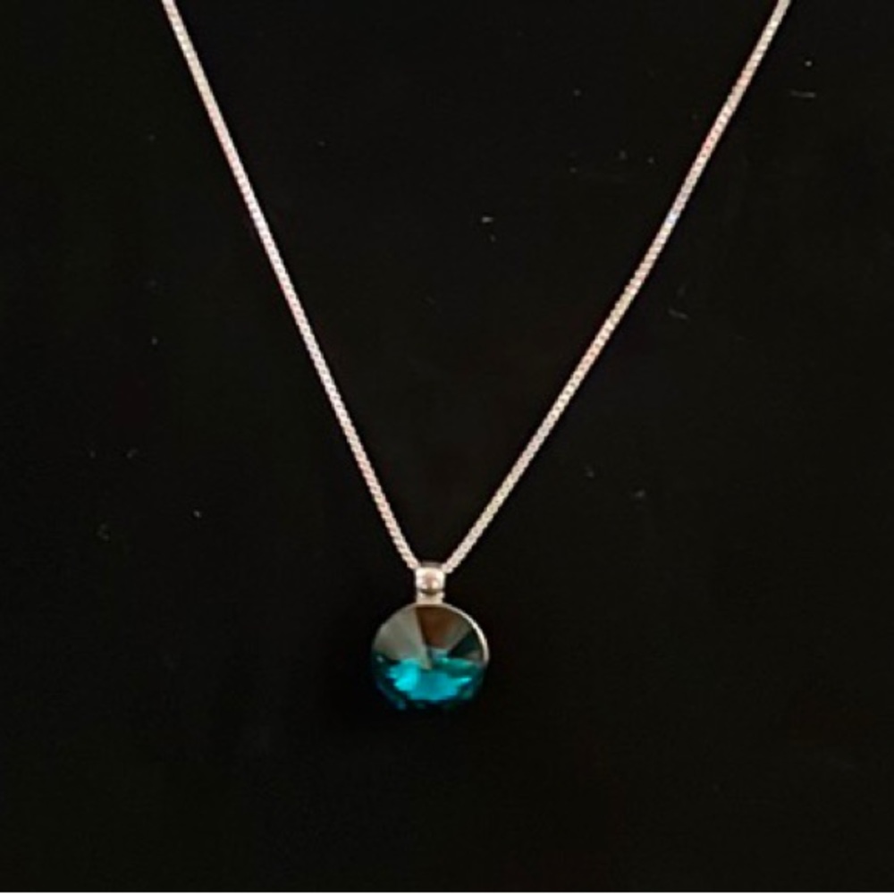 Brand New Beautiful 925 Silver Necklace w/ Swarovski emerald green Crystal.